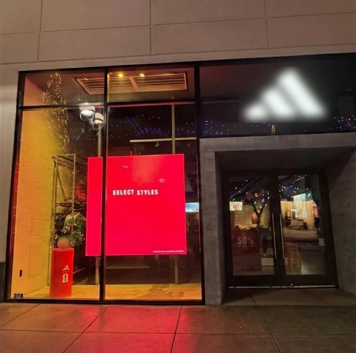 Indoor-LED-Screen im Schaufenster eines Geschäfts am Abend mit rotem Motiv