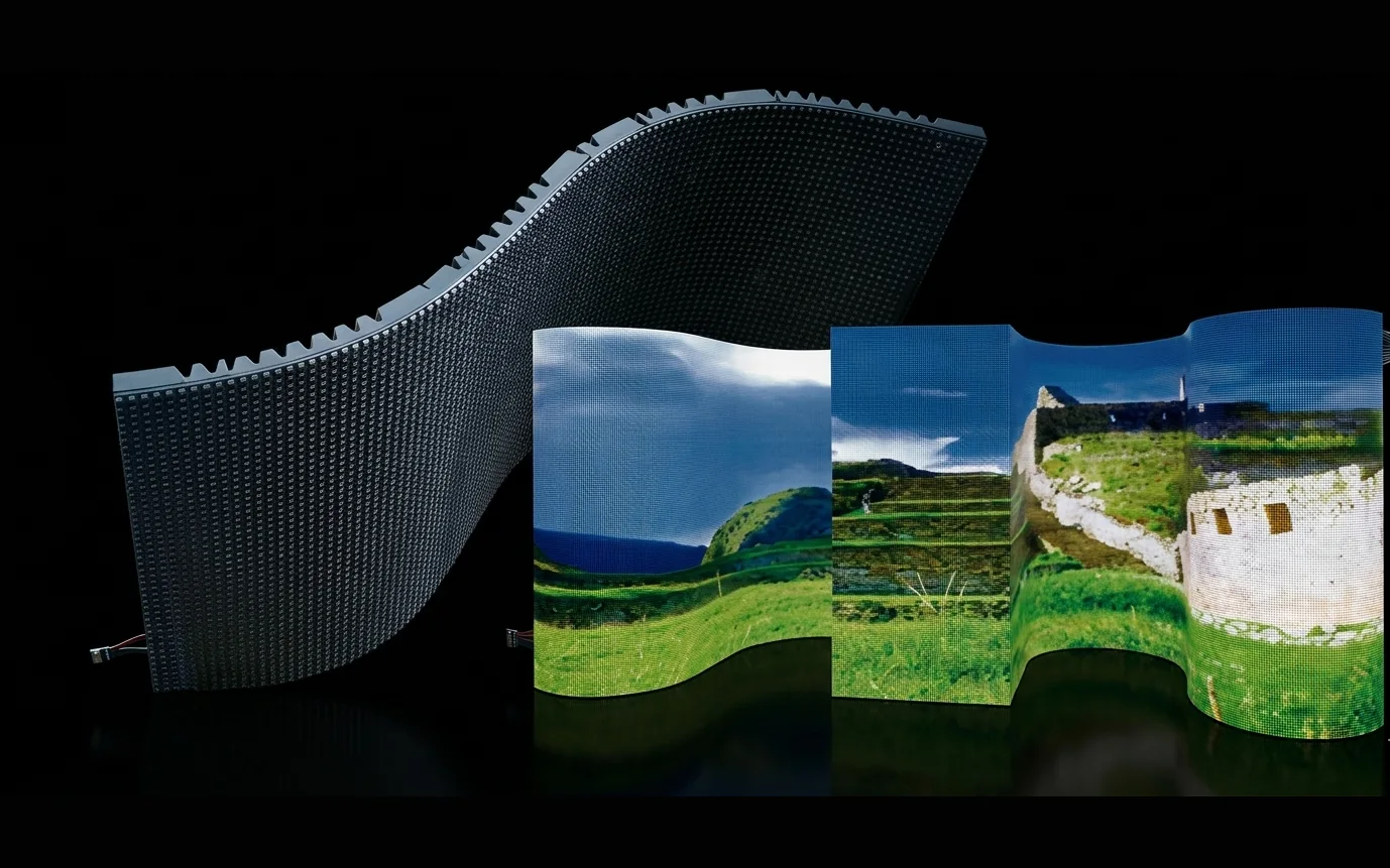 Curve: biegbare LED-Module, links Rückseite, rechts leuchtende geschwungene Vorderseiten