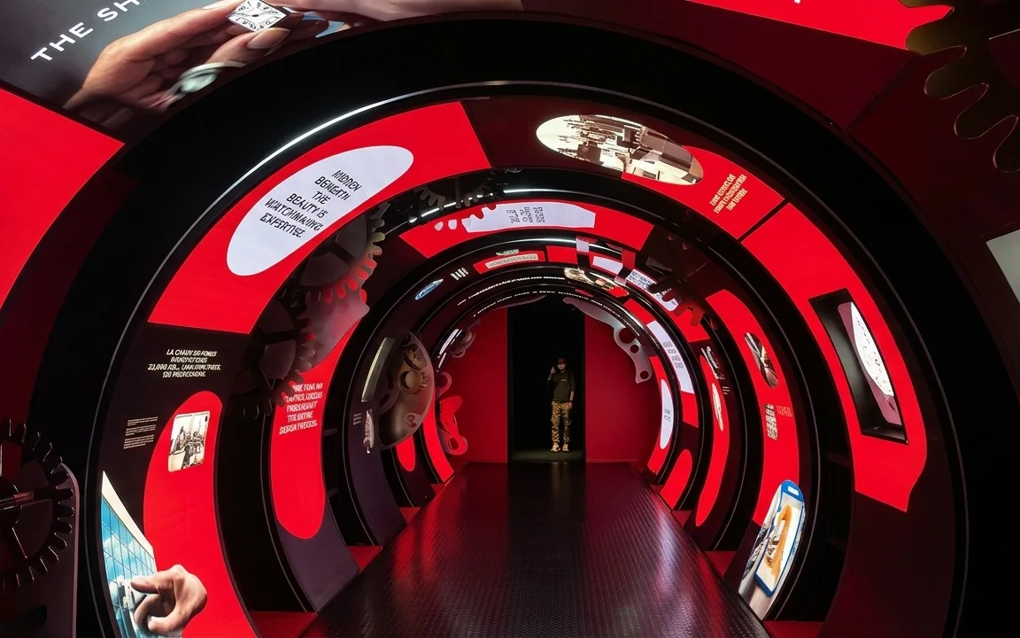 Begehbarer Tunnel aus gebogenen LED-Flächen in einer Ausstellung