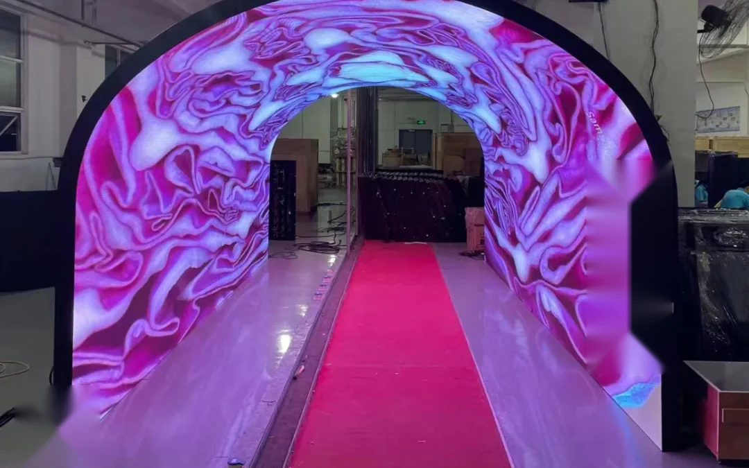 Begehbarer gewölbter LED-Tunnel mit rotem Teppich