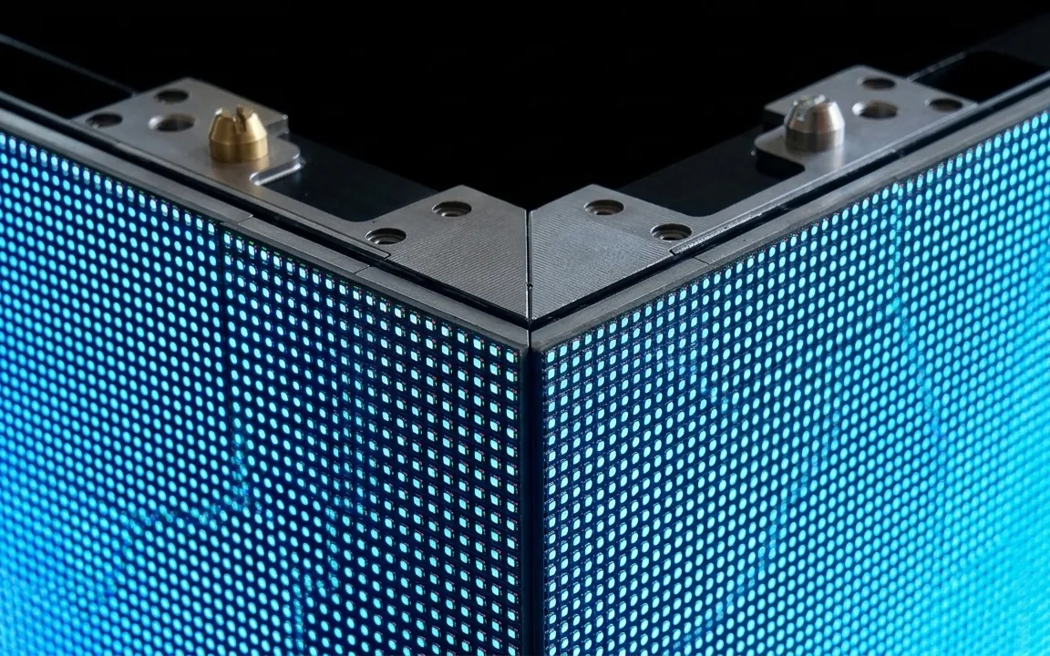Nahaufnahme einer rahmenlosen 90-Grad-Ecke aus zwei LED-Modulen