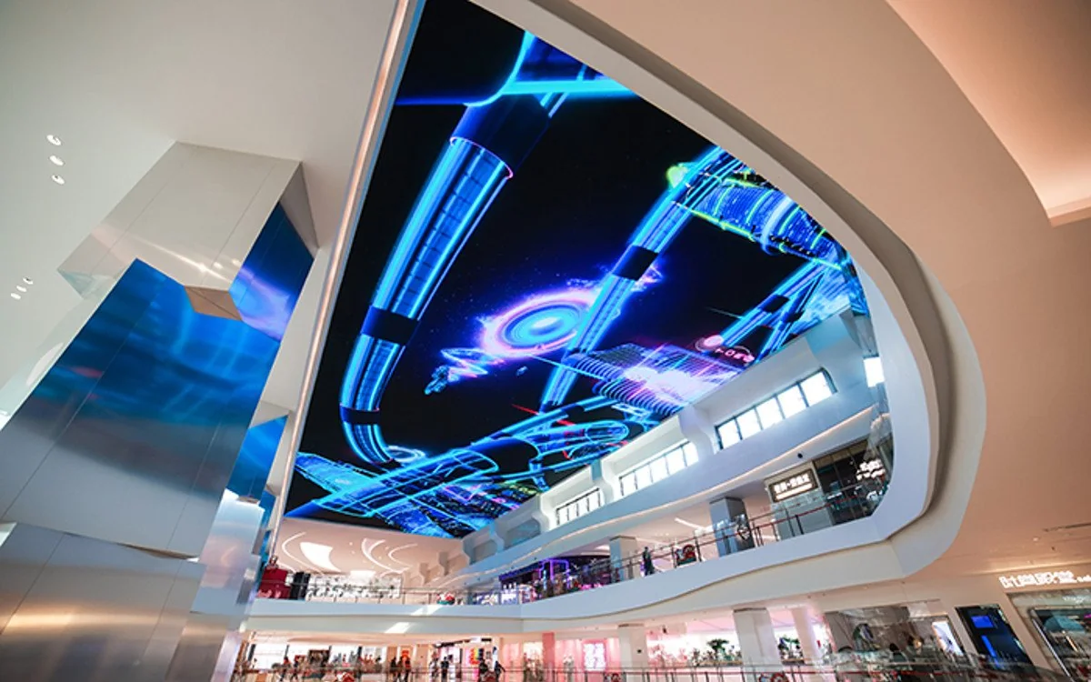 LED-Decke mit leuchtendem Motiv in einer großen Einkaufsgalerie