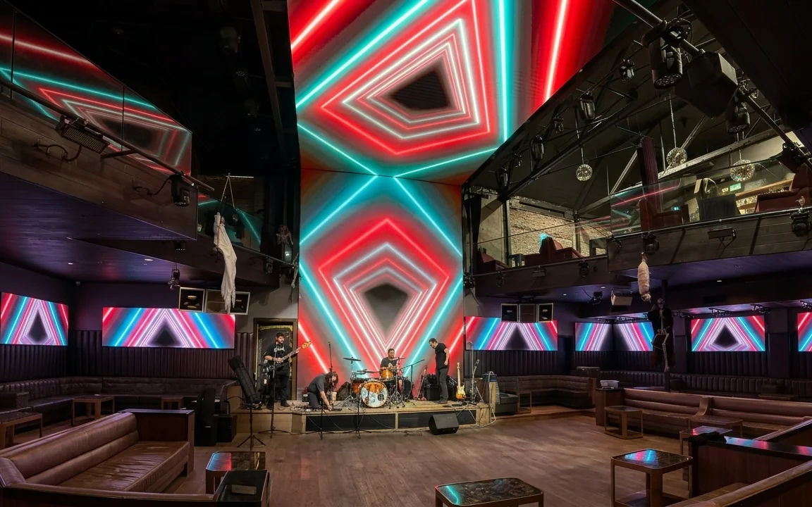 Club mit LED-Wänden und LED-Decke, Band auf der Bühne
