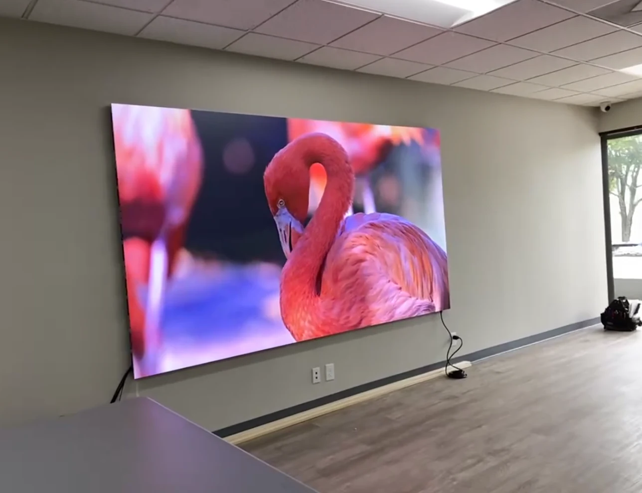 Große LED-Wand mit farbigem Motiv in einem Büroraum