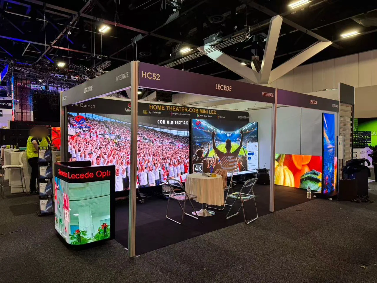 LED-Wände auf einem Messestand einer Fachmesse