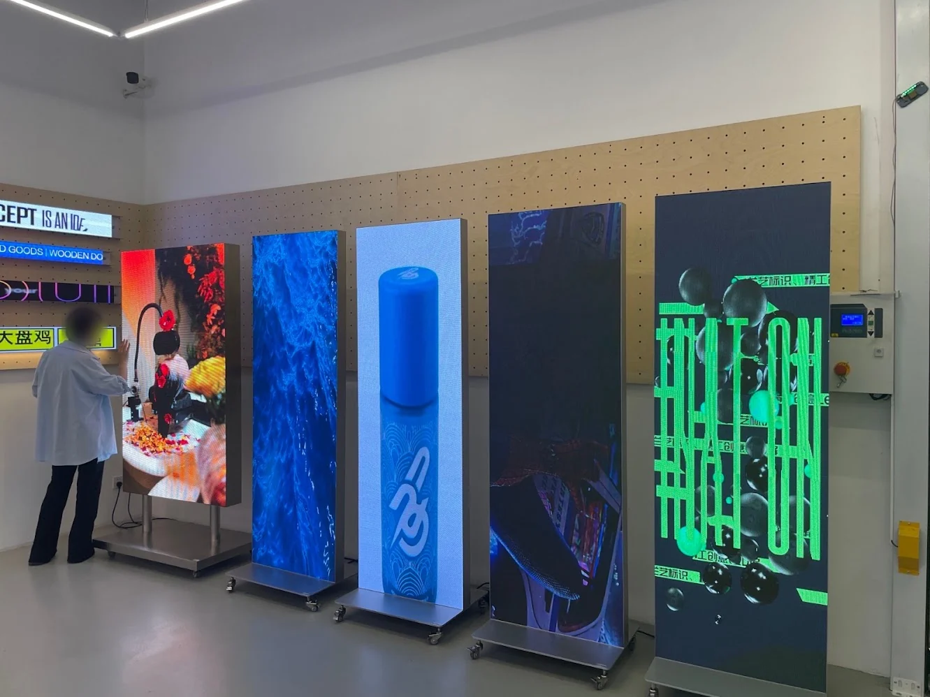 Fünf mobile Poster-LED-Screens auf Rollen mit unterschiedlichen Motiven