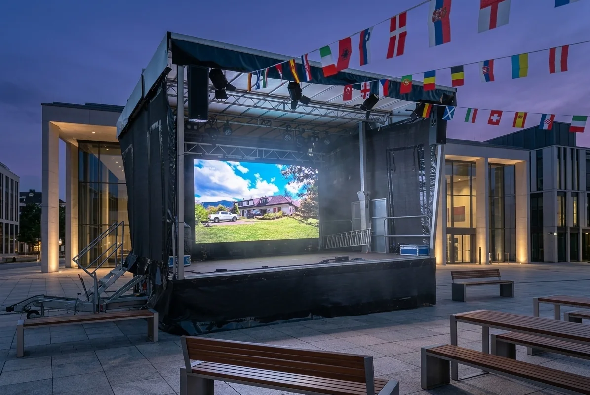 Outdoor-LED-Screen als Bühnenbild auf einem Platz in der Dämmerung