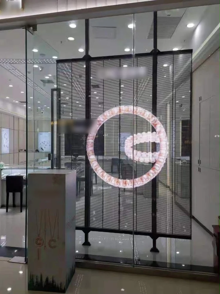 Transparenter LED-Screen mit Ring-Motiv vor dem Schaufenster eines Juweliers